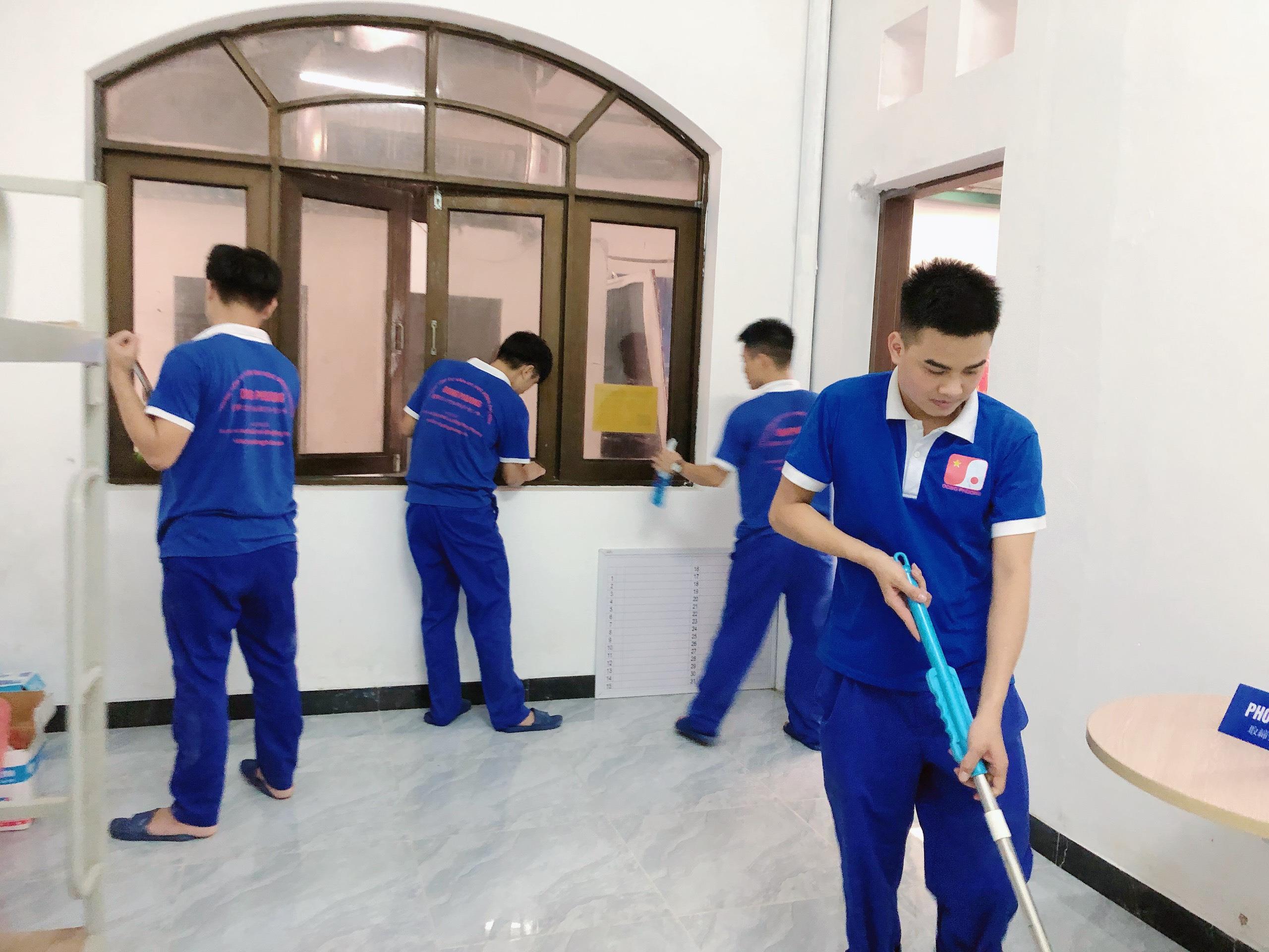Học viên Đông Phương tổng vệ sinh Trung tâm